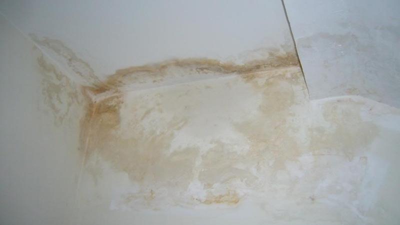 Hậu quả của thấm dột lâu ngày tại Long Biên