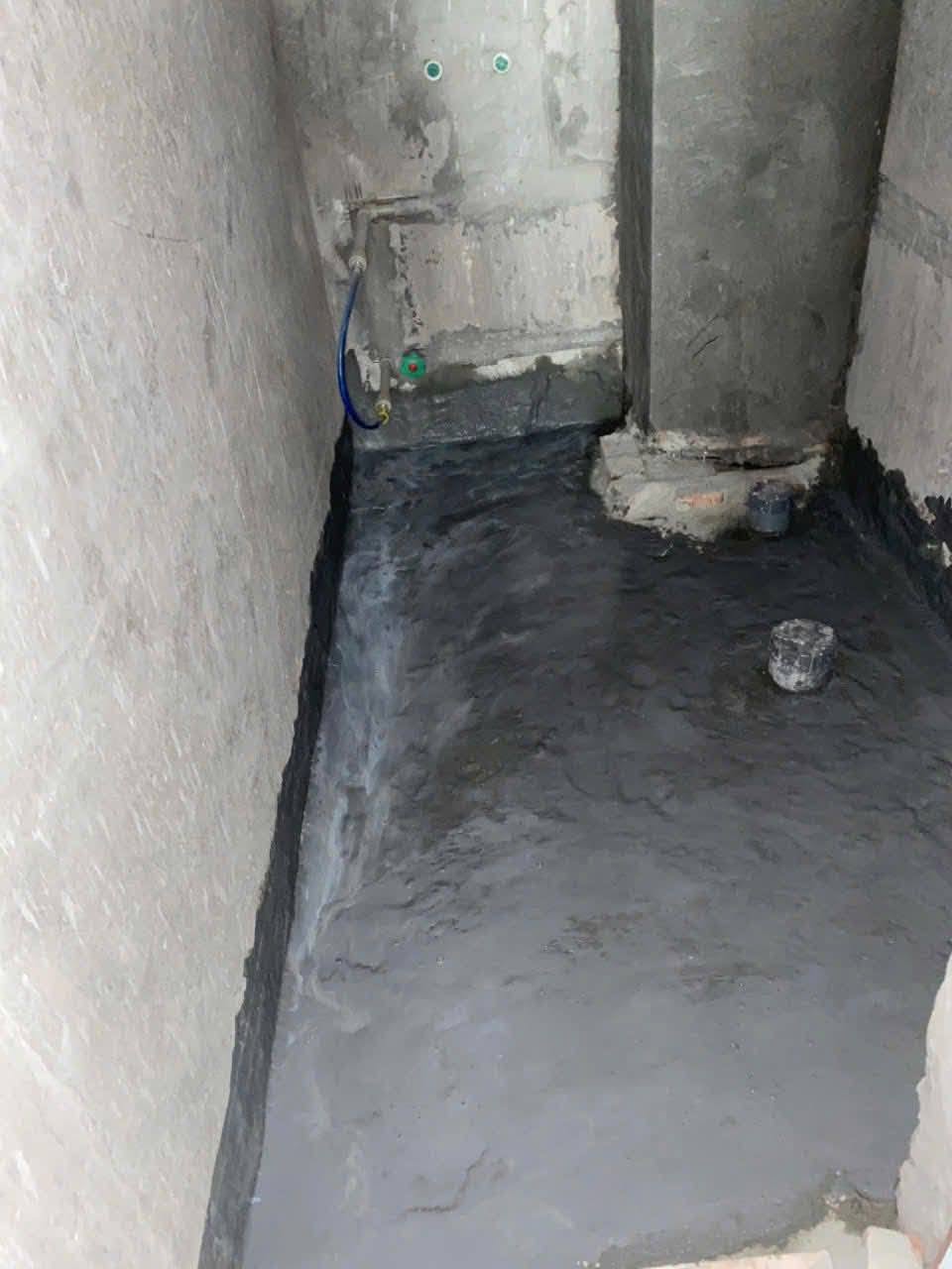 Quét lớp chống thấm cho mặt sàn và chân tường nhà vệ sinh Quận 3
