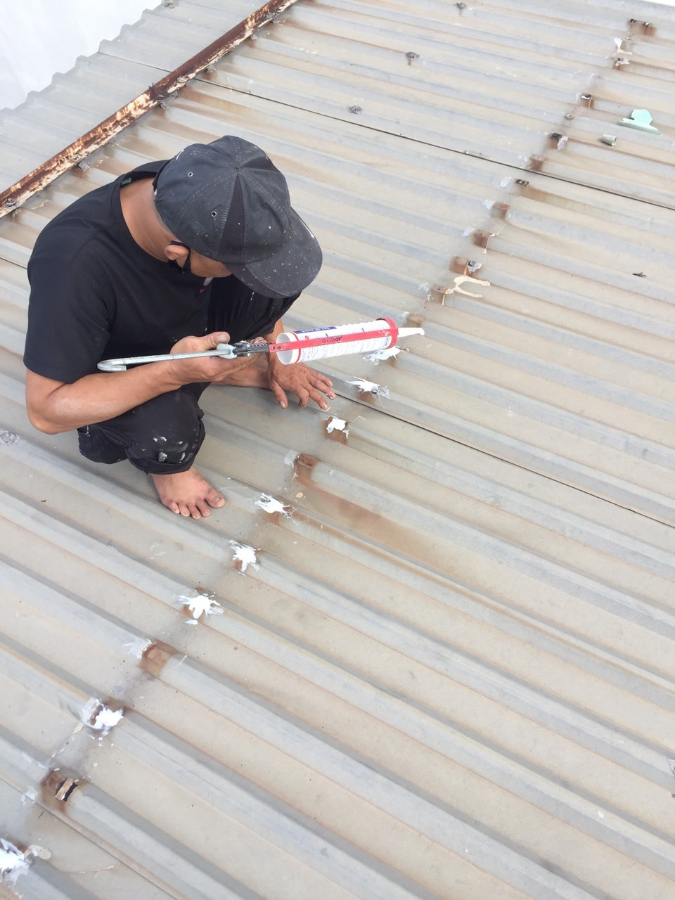 Kiểm tra mái tôn sau bão – dịch vụ bảo trì chống thấm tại Hà Nội