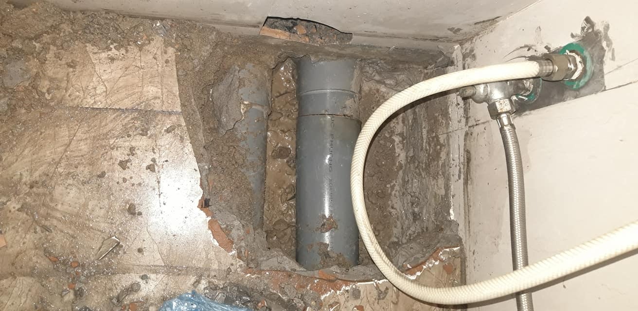 Ống nước rò rỉ gây thấm nhà vệ sinh