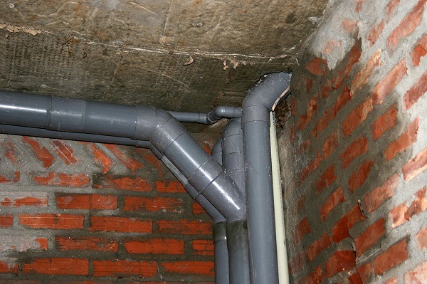 Cổ ống xuyên sàn bị thấm nước cần phải xử lý