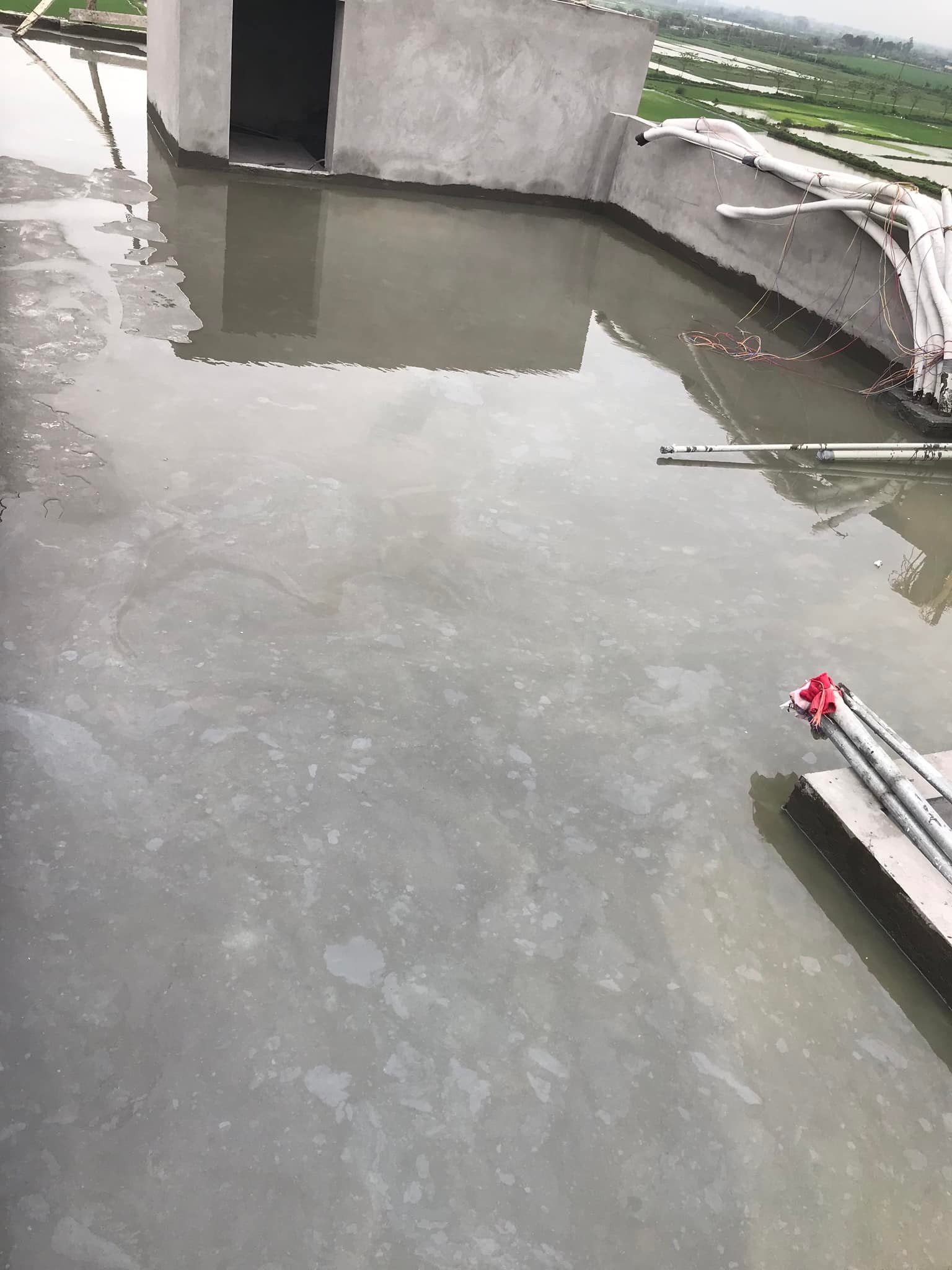 Thử nước sàn mái sau khi chống thấm tại Hà Nội