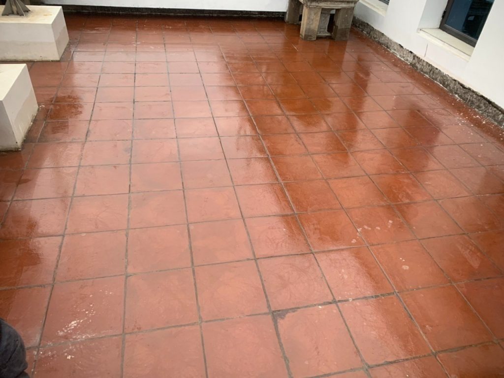 Thực trạng thấm dột nền gạch nhà phố tại Hà Nội do thời tiết nồm ẩm