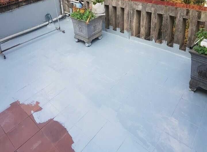 Thợ chống thấm xử lý mạch gạch và cổ ống xuyên sàn