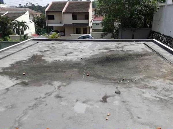 Mái bê tông nứt do thời tiết Hà Nội