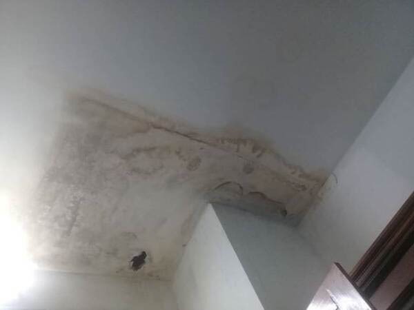 Cổ ống bị thấm ảnh hưởng đến trần nhà tại Hà Nội