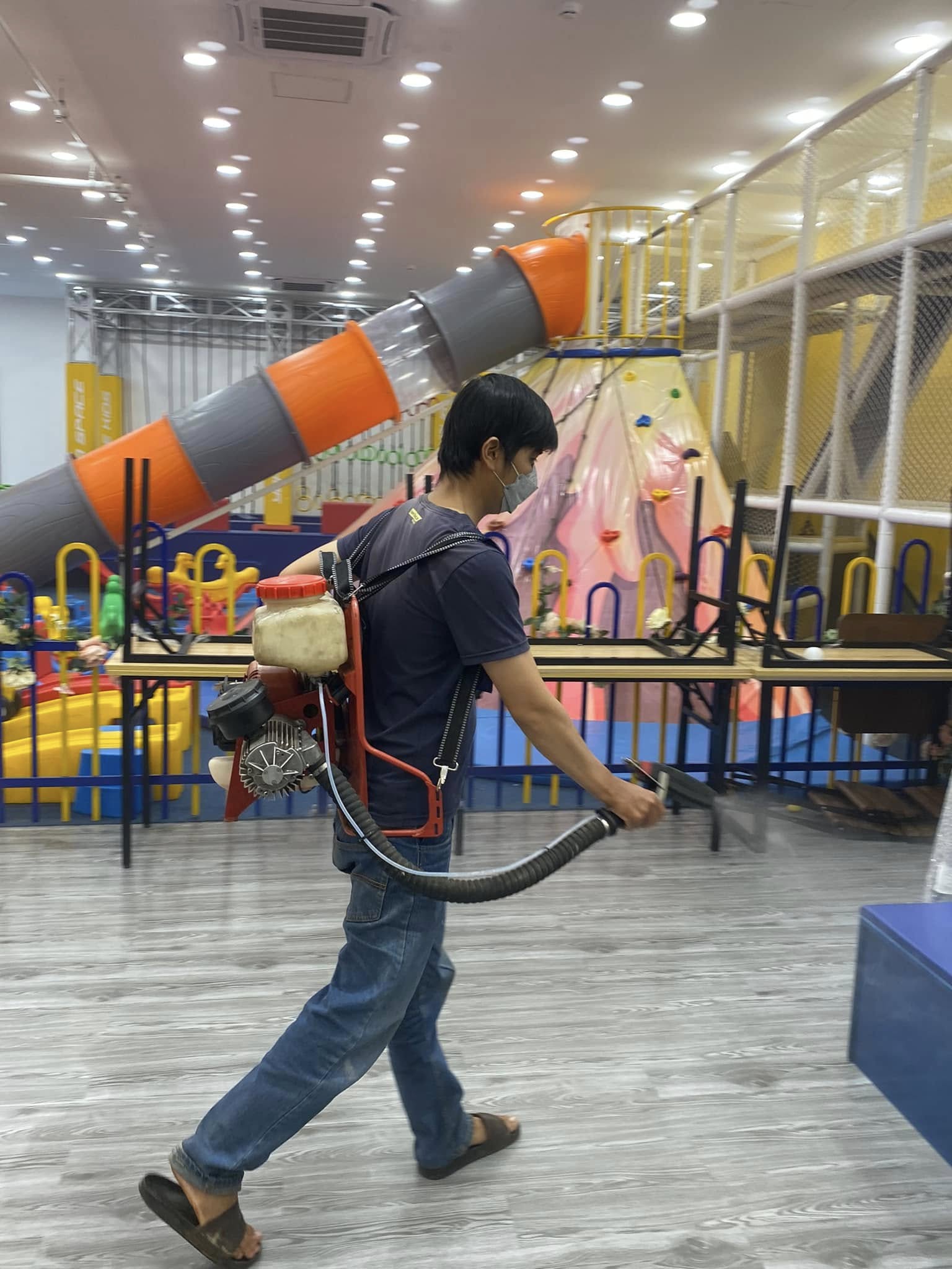 Phun thuốc diệt muỗi an toàn cho khu vui chơi trê em