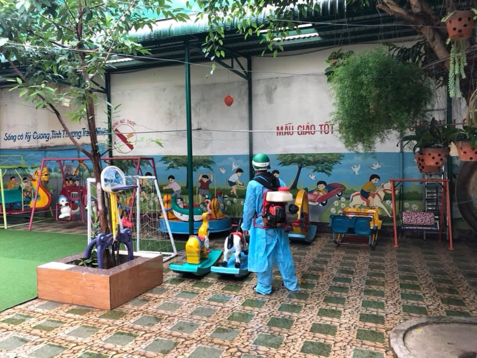 Phun muỗi phòng bệnh cho lớp mầm non trước khi vào năm học mới