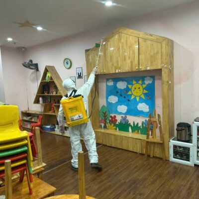 Phun muỗi phòng dịch bệnh tại trường học Quận 12