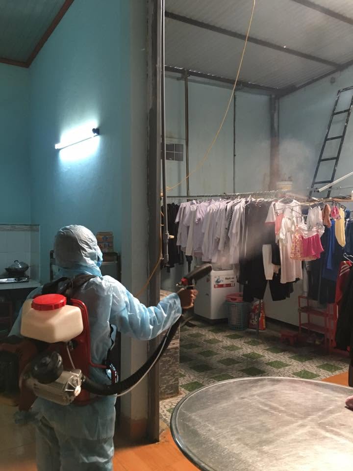 Kỹ thuật viên phun ULV thuốc diệt muỗi trong nhà
