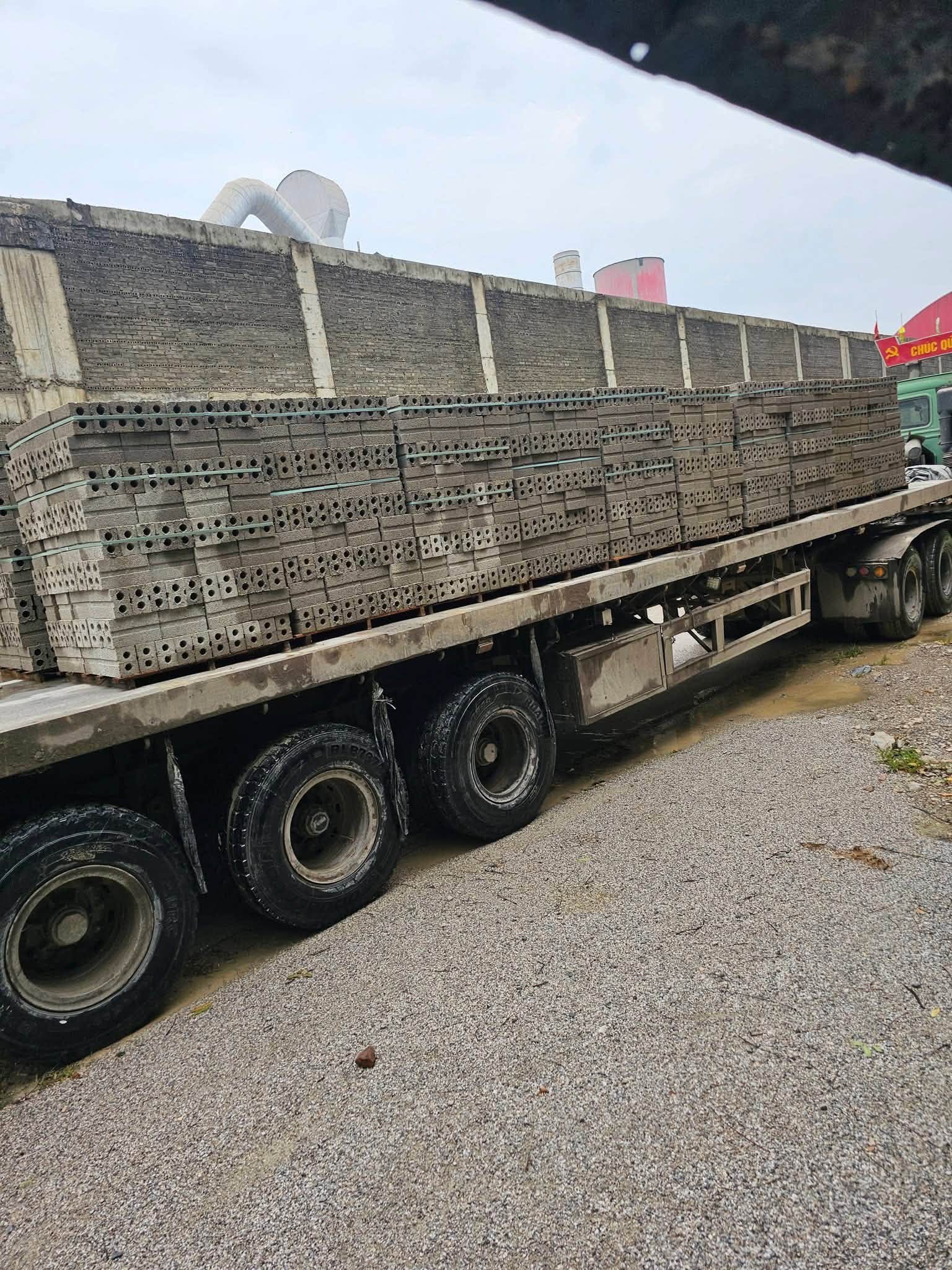 Vận chuyển gạch không nung Hải Phòng đến tận chân công trình