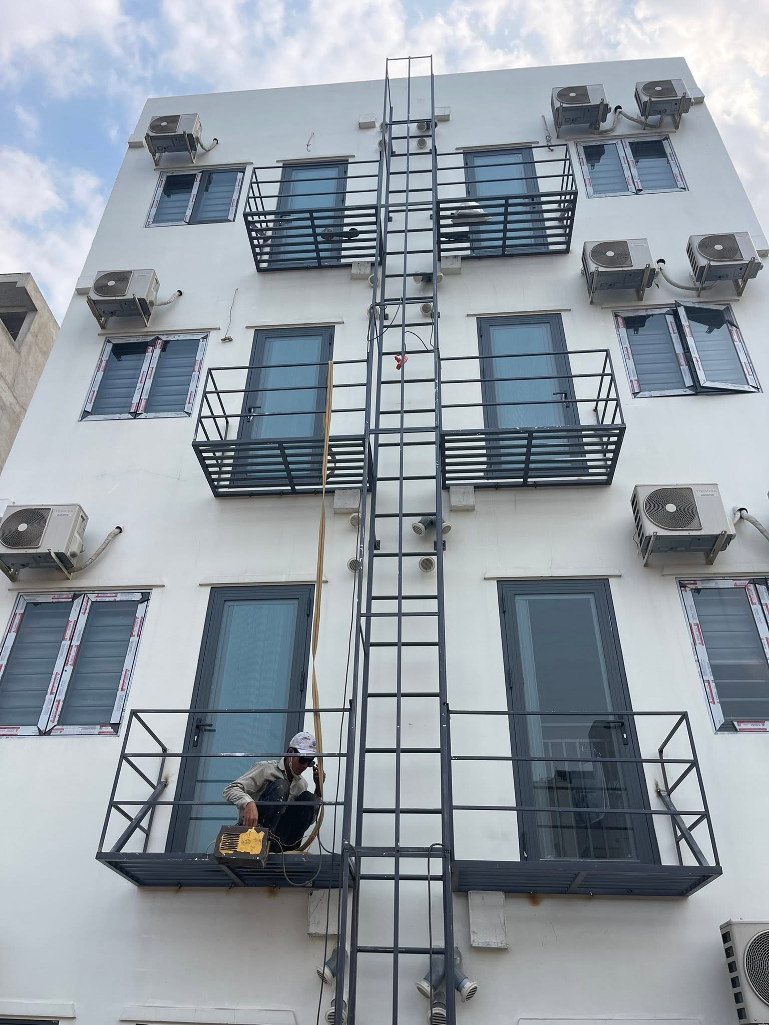 Gia công và thi công cầu thang sắt thoát hiểm giá rẻ tại Thanh Trì